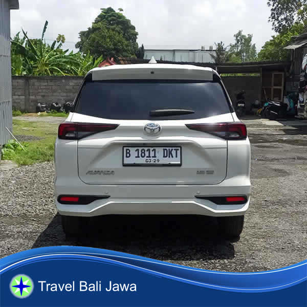 Tampak Belakang Toyota Avanza Carter Mobil Denpasar Kudus Jawa Tengah.